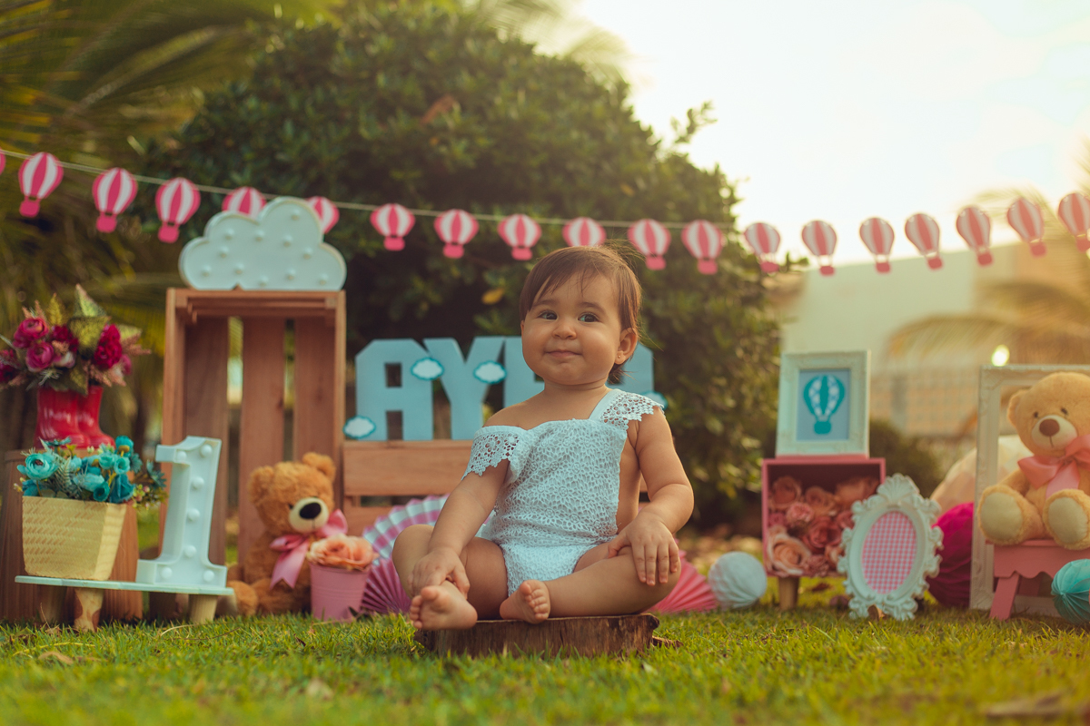 smash the cake bolos prima fotografia infantil senhoritas salvador lauro de freitas criativa bonita diferente poses fotografa fotografo fotos praia natureza natural balao de ar quente tematico tema hot air balloon decoração papelaria bandeirolas letras 3d