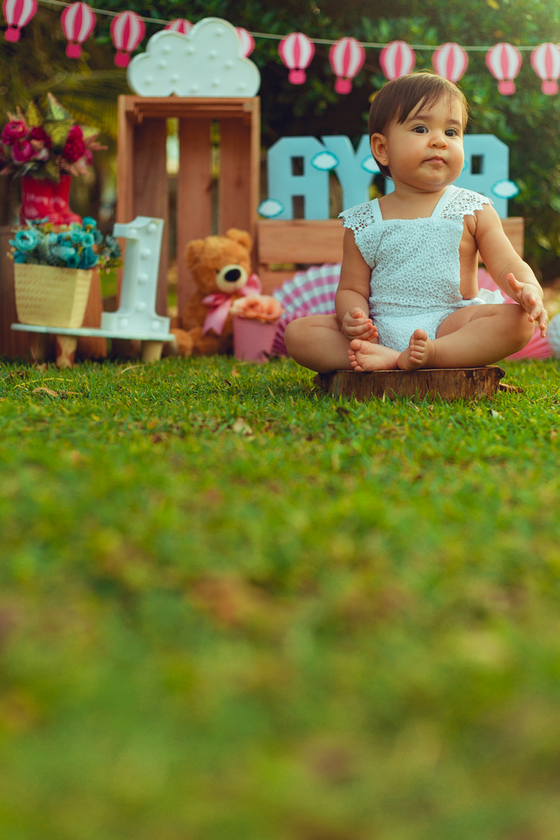 smash the cake bolos prima fotografia infantil senhoritas salvador lauro de freitas criativa bonita diferente poses fotografa fotografo fotos praia natureza natural balao de ar quente tematico tema hot air balloon decoração papelaria bandeirolas letras 3d