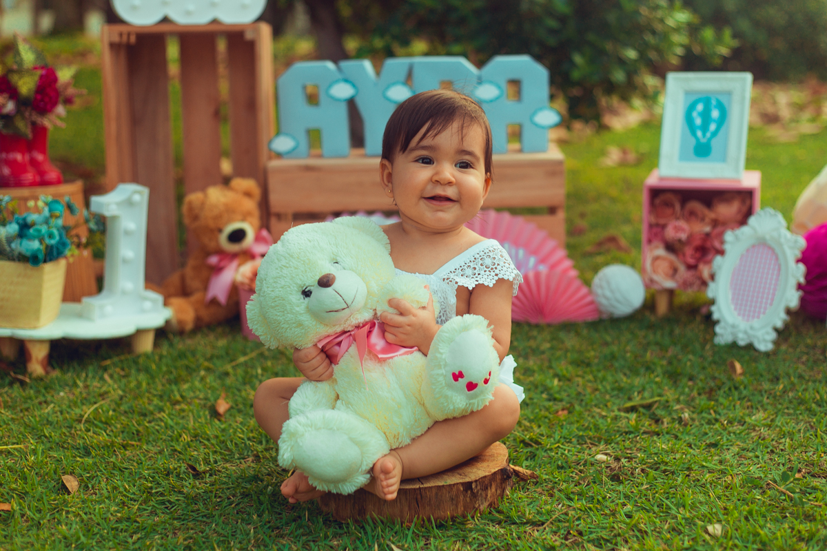 smash the cake bolos prima fotografia infantil senhoritas salvador lauro de freitas criativa bonita diferente poses fotografa fotografo fotos praia natureza natural balao de ar quente tematico tema hot air balloon decoração papelaria bandeirolas letras 3d