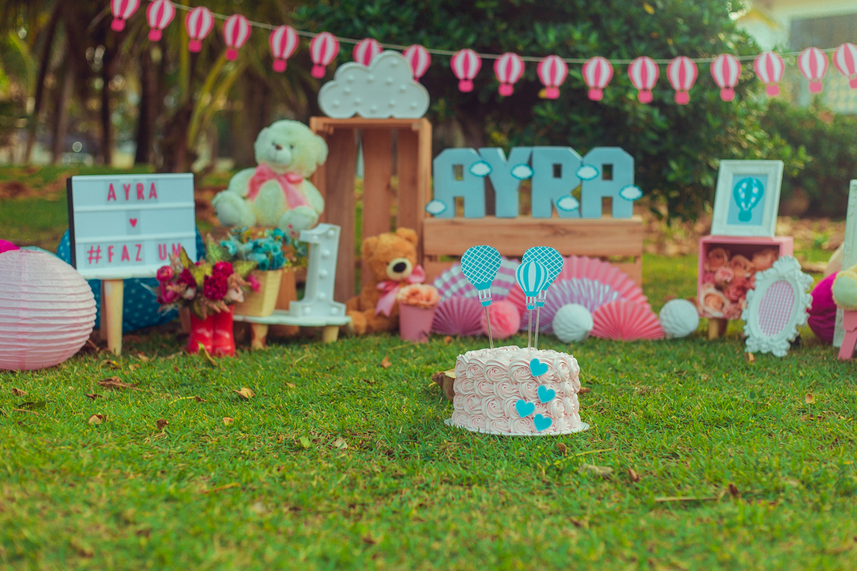 smash the cake bolos prima fotografia infantil senhoritas salvador lauro de freitas criativa bonita diferente poses fotografa fotografo fotos praia natureza natural balao de ar quente tematico tema hot air balloon decoração papelaria bandeirolas letras 3d