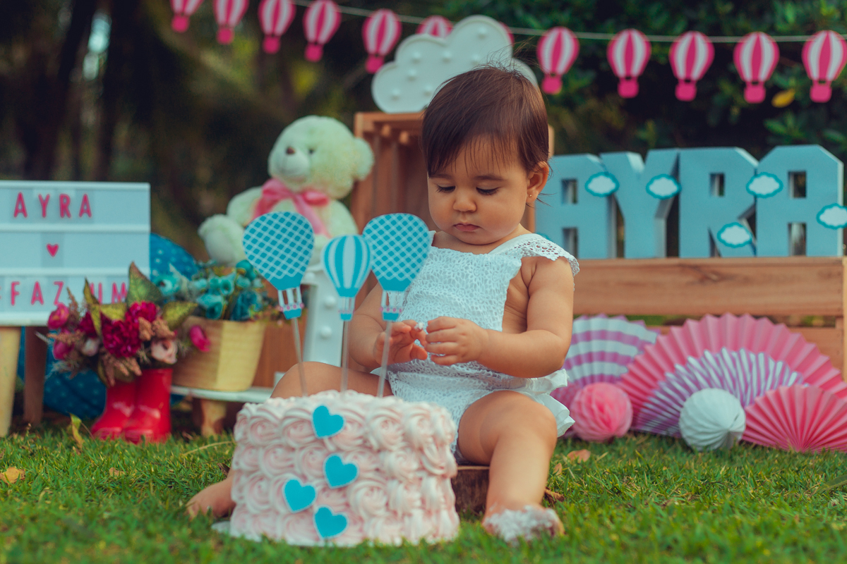 smash the cake bolos prima fotografia infantil senhoritas salvador lauro de freitas criativa bonita diferente poses fotografa fotografo fotos praia natureza natural balao de ar quente tematico tema hot air balloon decoração papelaria bandeirolas letras 3d