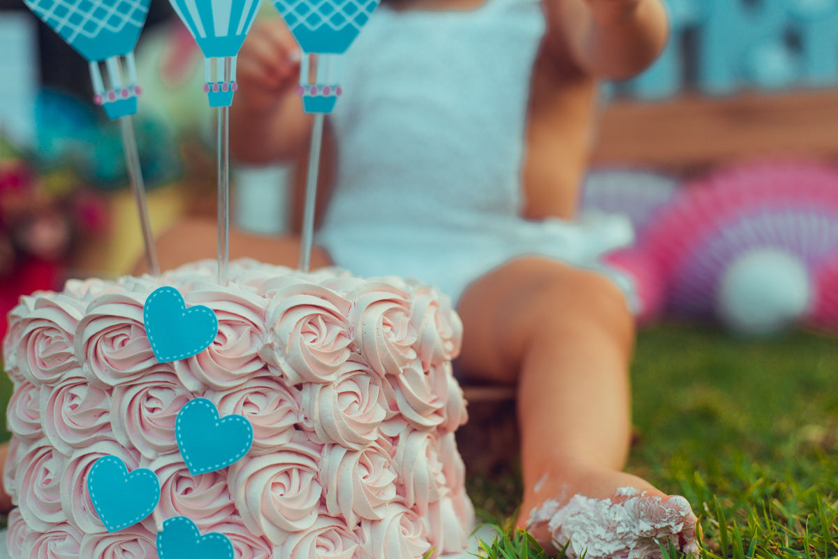 smash the cake bolos prima fotografia infantil senhoritas salvador lauro de freitas criativa bonita diferente poses fotografa fotografo fotos praia natureza natural balao de ar quente tematico tema hot air balloon decoração papelaria bandeirolas letras 3d