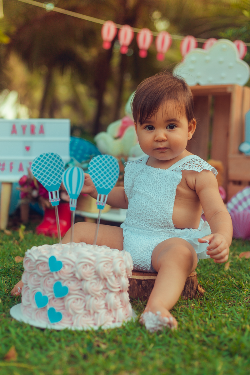 smash the cake bolos prima fotografia infantil senhoritas salvador lauro de freitas criativa bonita diferente poses fotografa fotografo fotos praia natureza natural balao de ar quente tematico tema hot air balloon decoração papelaria bandeirolas letras 3d