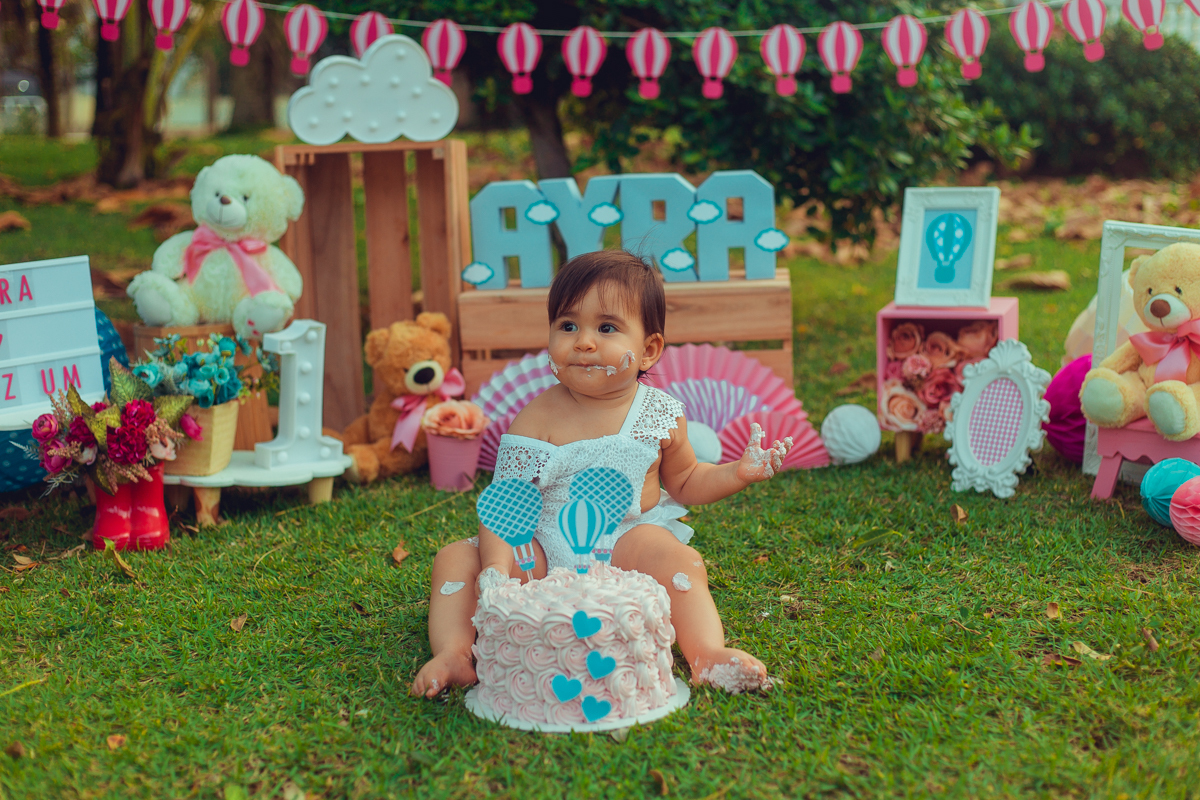smash the cake bolos prima fotografia infantil senhoritas salvador lauro de freitas criativa bonita diferente poses fotografa fotografo fotos praia natureza natural balao de ar quente tematico tema hot air balloon decoração papelaria bandeirolas letras 3d