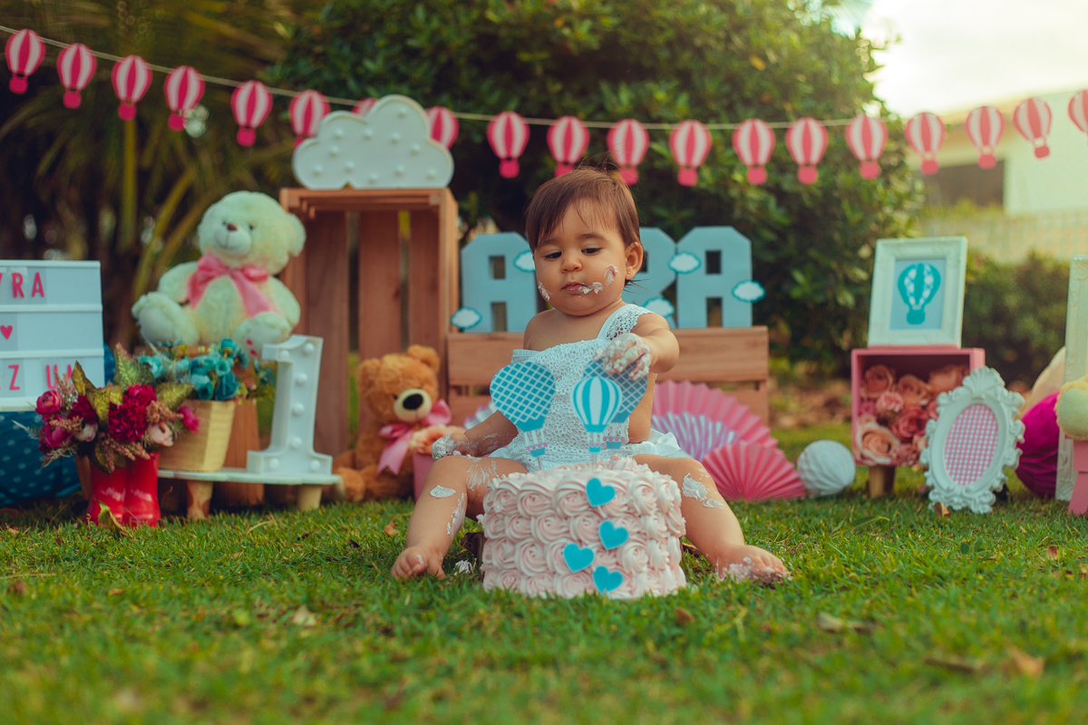 smash the cake bolos prima fotografia infantil senhoritas salvador lauro de freitas criativa bonita diferente poses fotografa fotografo fotos praia natureza natural balao de ar quente tematico tema hot air balloon decoração papelaria bandeirolas letras 3d