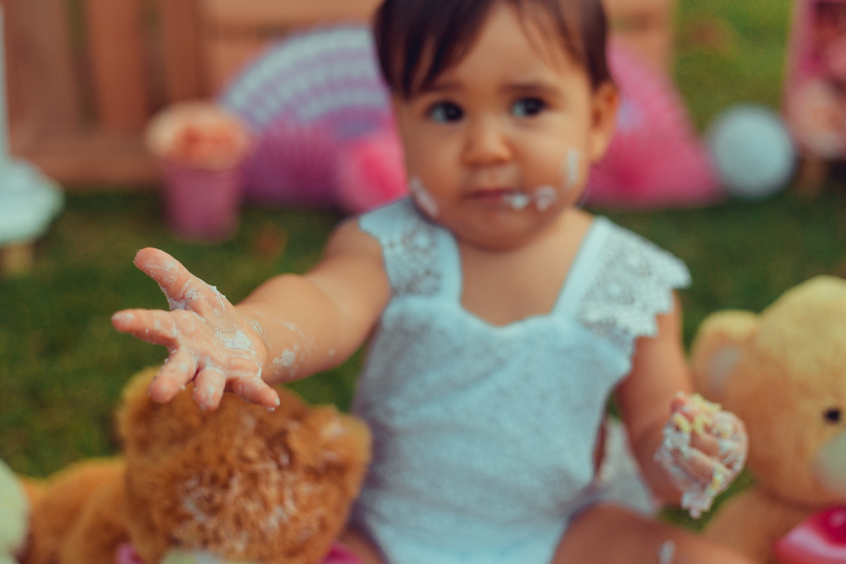 smash the cake bolos prima fotografia infantil senhoritas salvador lauro de freitas criativa bonita diferente poses fotografa fotografo fotos praia natureza natural balao de ar quente tematico tema hot air balloon decoração papelaria bandeirolas letras 3d