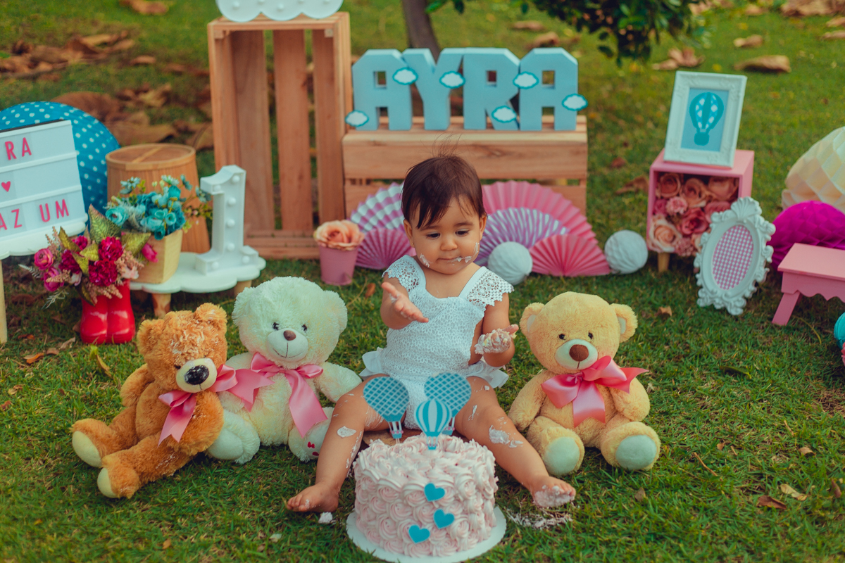 smash the cake bolos prima fotografia infantil senhoritas salvador lauro de freitas criativa bonita diferente poses fotografa fotografo fotos praia natureza natural balao de ar quente tematico tema hot air balloon decoração papelaria bandeirolas letras 3d