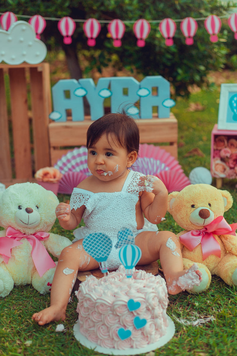 smash the cake bolos prima fotografia infantil senhoritas salvador lauro de freitas criativa bonita diferente poses fotografa fotografo fotos praia natureza natural balao de ar quente tematico tema hot air balloon decoração papelaria bandeirolas letras 3d