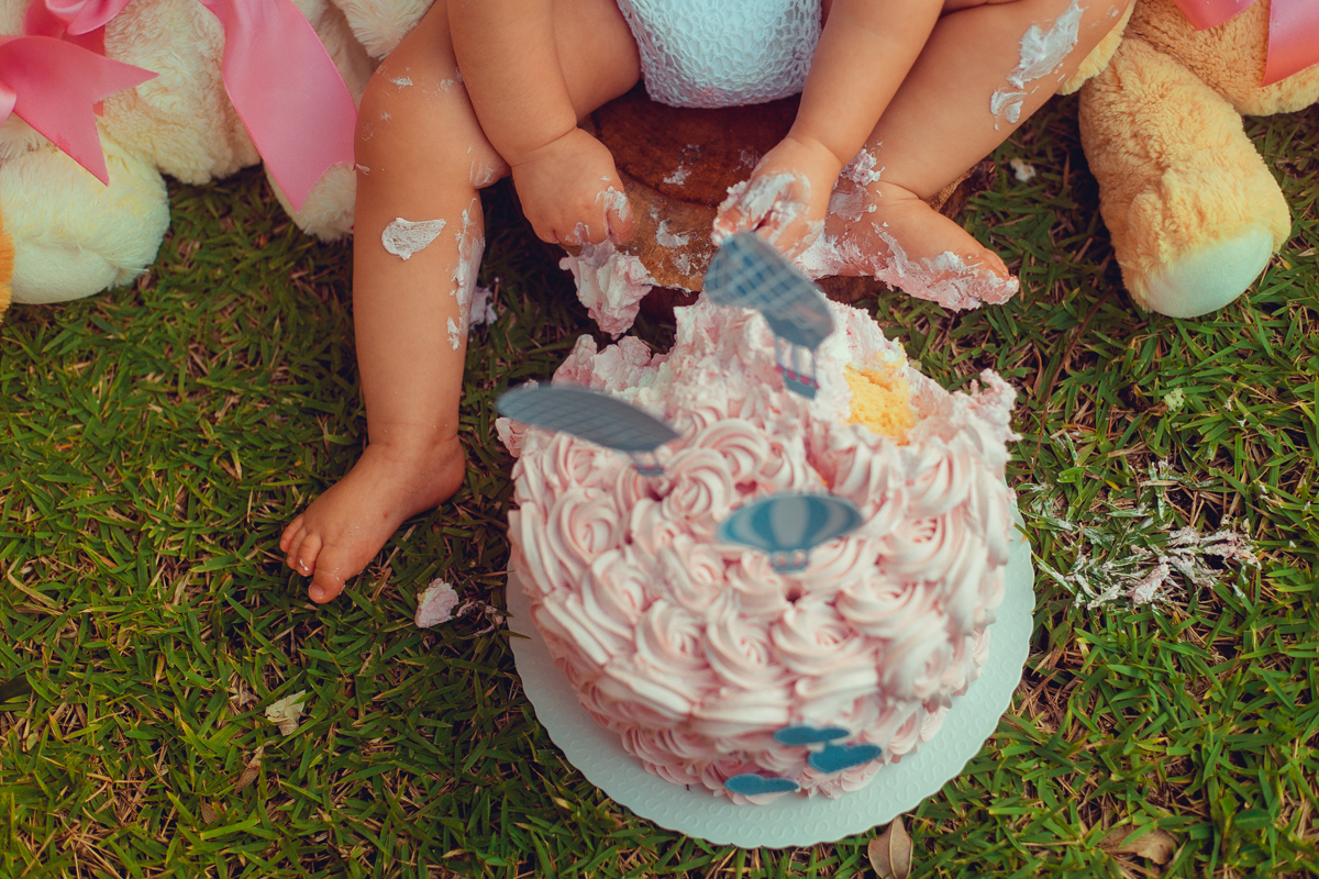 smash the cake bolos prima fotografia infantil senhoritas salvador lauro de freitas criativa bonita diferente poses fotografa fotografo fotos praia natureza natural balao de ar quente tematico tema hot air balloon decoração papelaria bandeirolas letras 3d
