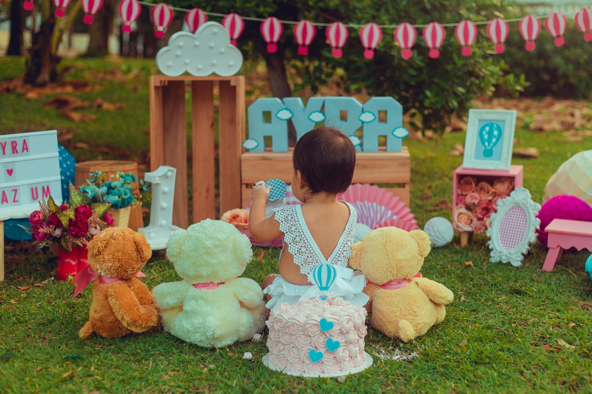 smash the cake bolos prima fotografia infantil senhoritas salvador lauro de freitas criativa bonita diferente poses fotografa fotografo fotos praia natureza natural balao de ar quente tematico tema hot air balloon decoração papelaria bandeirolas letras 3d