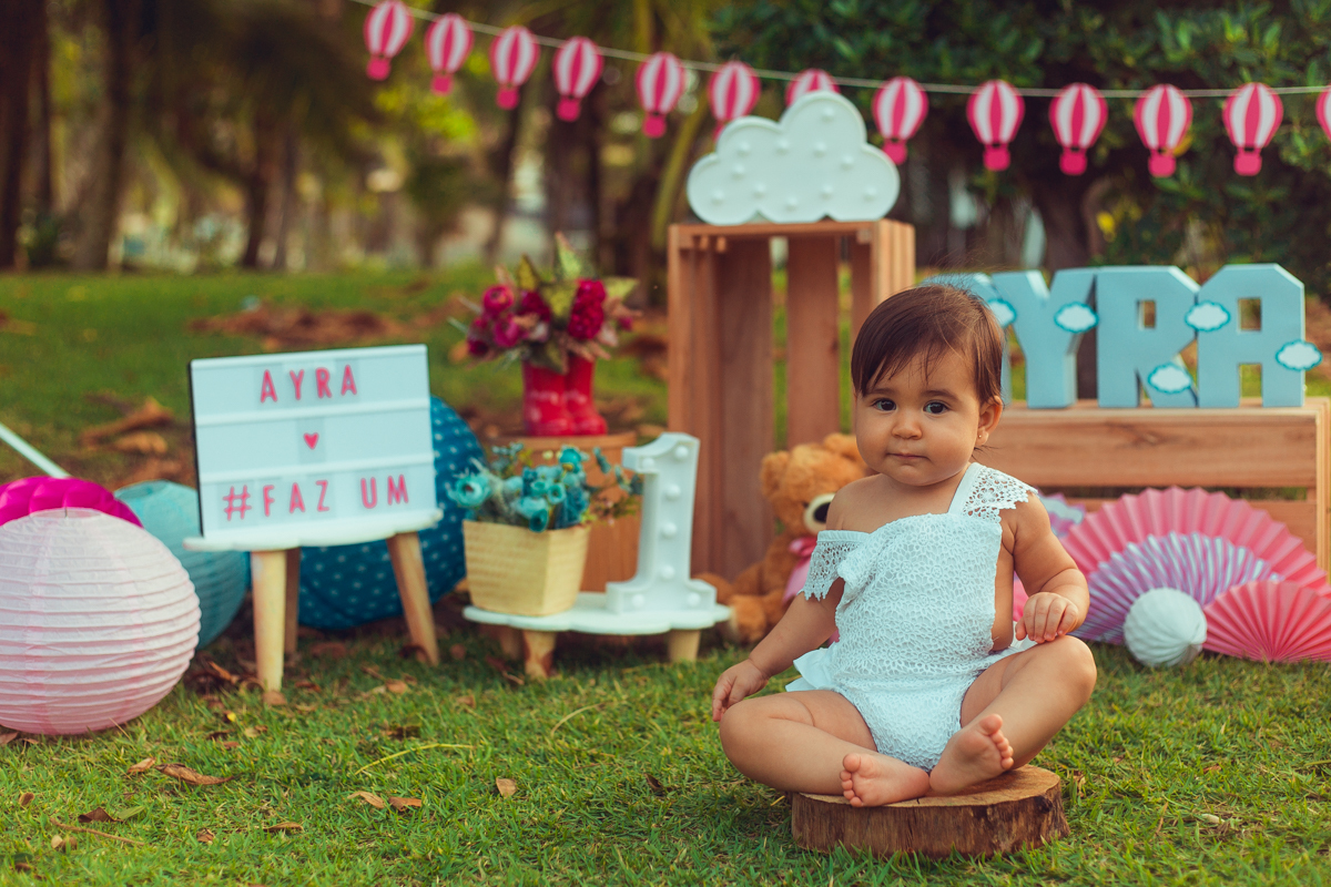 smash the cake bolos prima fotografia infantil senhoritas salvador lauro de freitas criativa bonita diferente poses fotografa fotografo fotos praia natureza natural balao de ar quente tematico tema hot air balloon decoração papelaria bandeirolas letras 3d