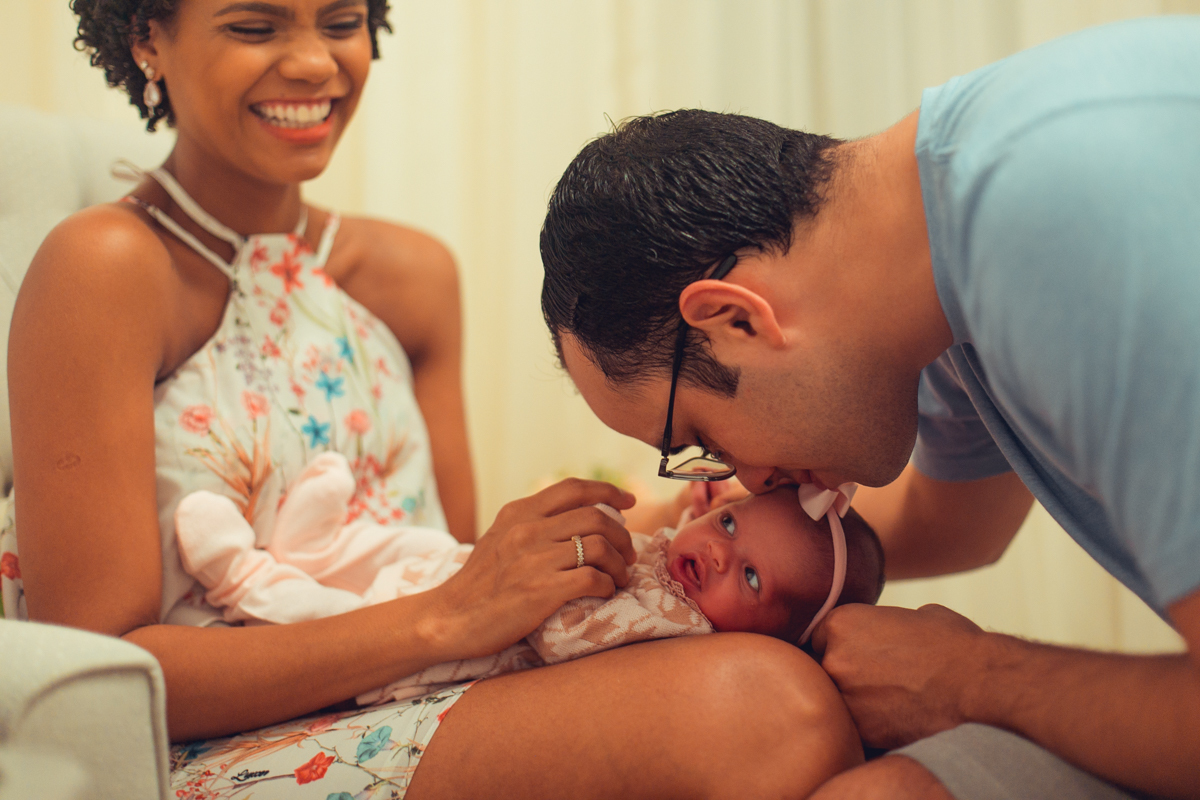 Ensaio Newborn lifestyle recem nascido fotografia foto fotografa fotografo em casa residencia banho estilo de vida pose criativa diferente bonita linda