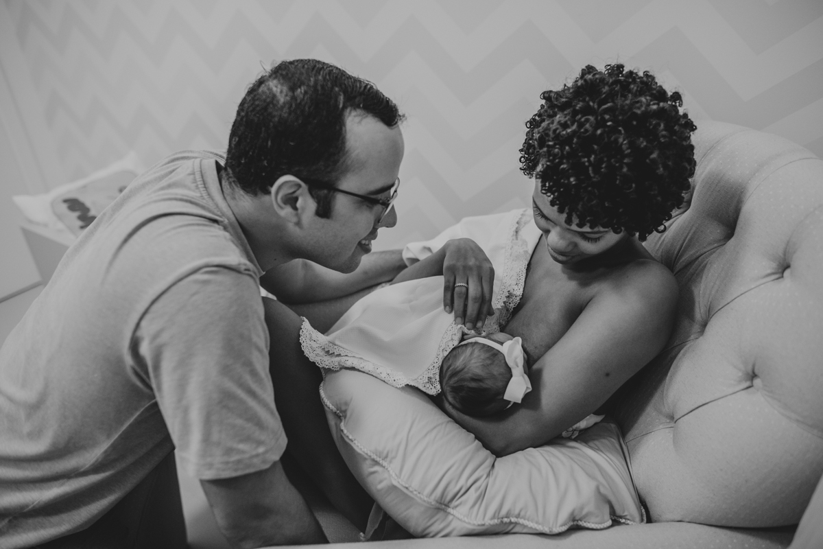 Ensaio Newborn lifestyle recem nascido fotografia foto fotografa fotografo em casa residencia banho estilo de vida pose criativa diferente bonita linda