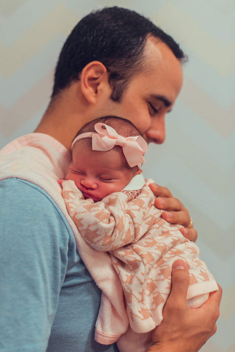 Ensaio Newborn lifestyle recem nascido fotografia foto fotografa fotografo em casa residencia banho estilo de vida pose criativa diferente bonita linda