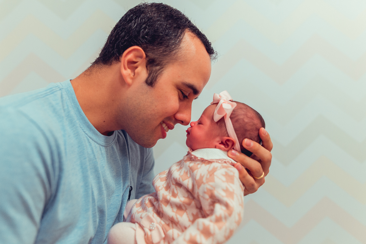 Ensaio Newborn lifestyle recem nascido fotografia foto fotografa fotografo em casa residencia banho estilo de vida pose criativa diferente bonita linda