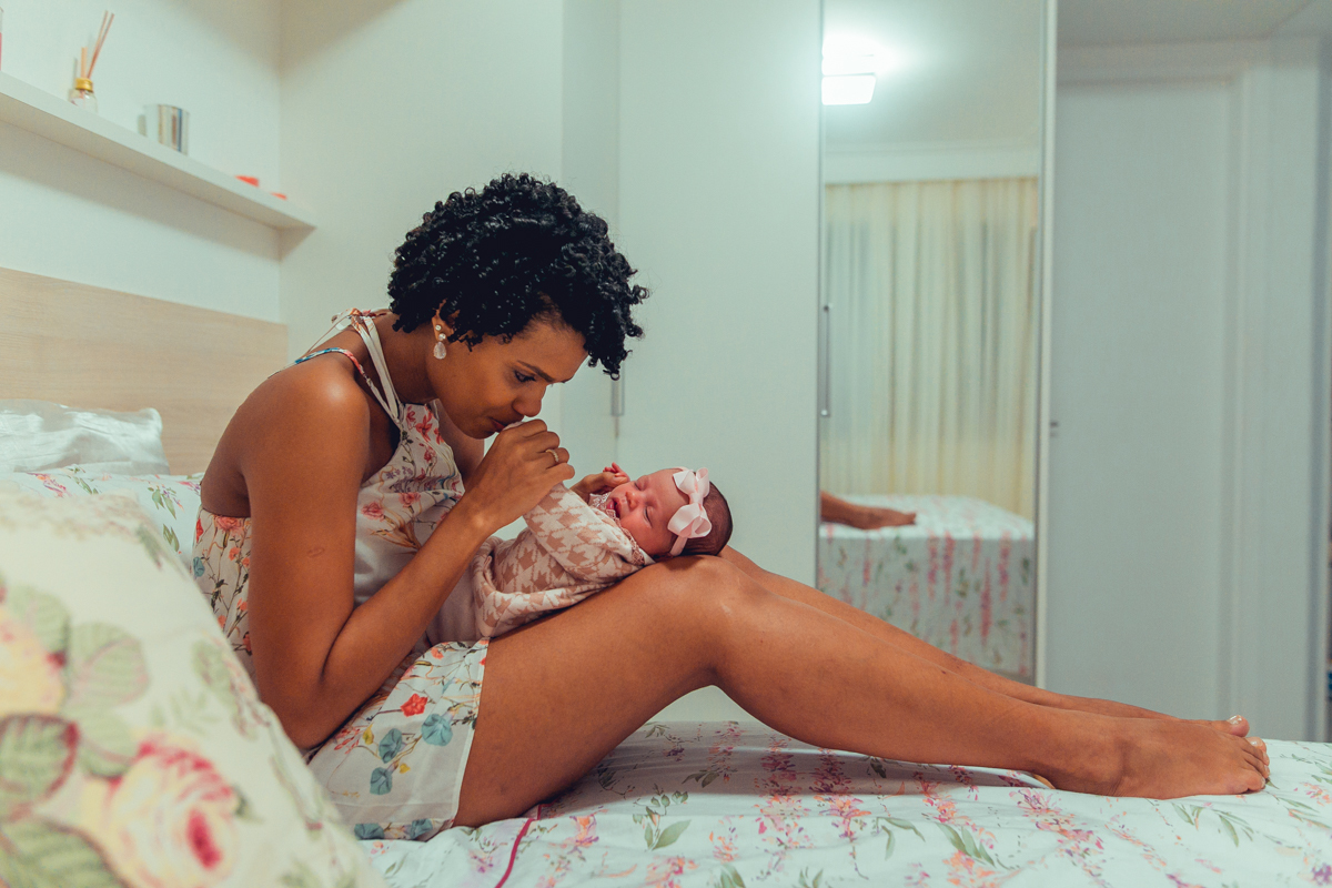 Ensaio Newborn lifestyle recem nascido fotografia foto fotografa fotografo em casa residencia banho estilo de vida pose criativa diferente bonita linda