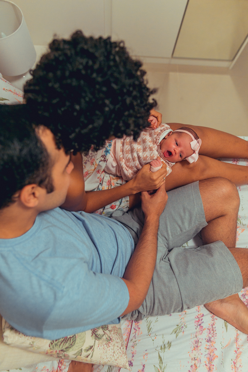 Ensaio Newborn lifestyle recem nascido fotografia foto fotografa fotografo em casa residencia banho estilo de vida pose criativa diferente bonita linda