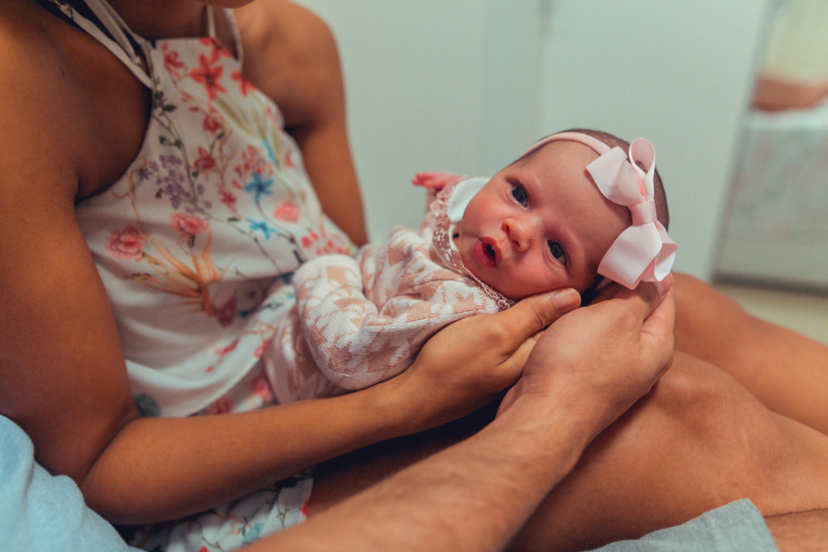 Ensaio Newborn lifestyle recem nascido fotografia foto fotografa fotografo em casa residencia banho estilo de vida pose criativa diferente bonita linda