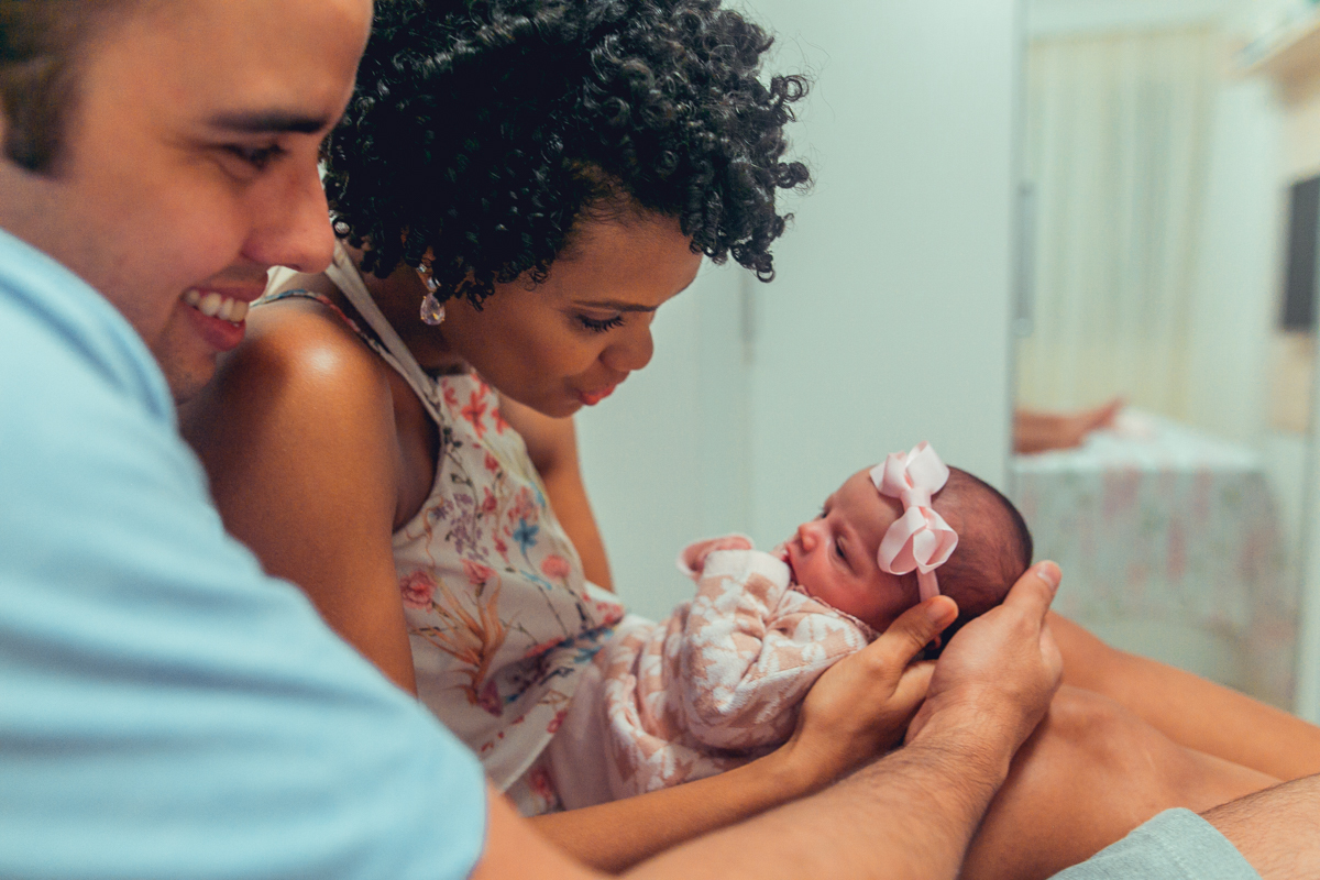 Ensaio Newborn lifestyle recem nascido fotografia foto fotografa fotografo em casa residencia banho estilo de vida pose criativa diferente bonita linda