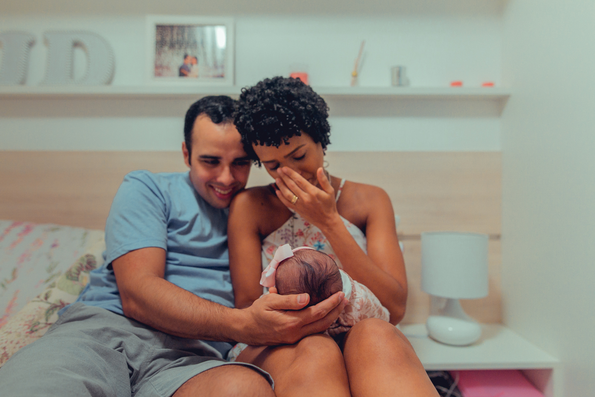 Ensaio Newborn lifestyle recem nascido fotografia foto fotografa fotografo em casa residencia banho estilo de vida pose criativa diferente bonita linda