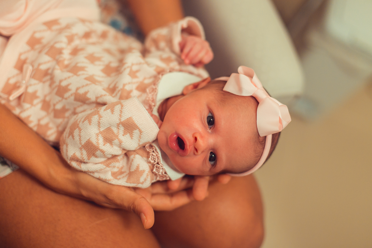 Ensaio Newborn lifestyle recem nascido fotografia foto fotografa fotografo em casa residencia banho estilo de vida pose criativa diferente bonita linda