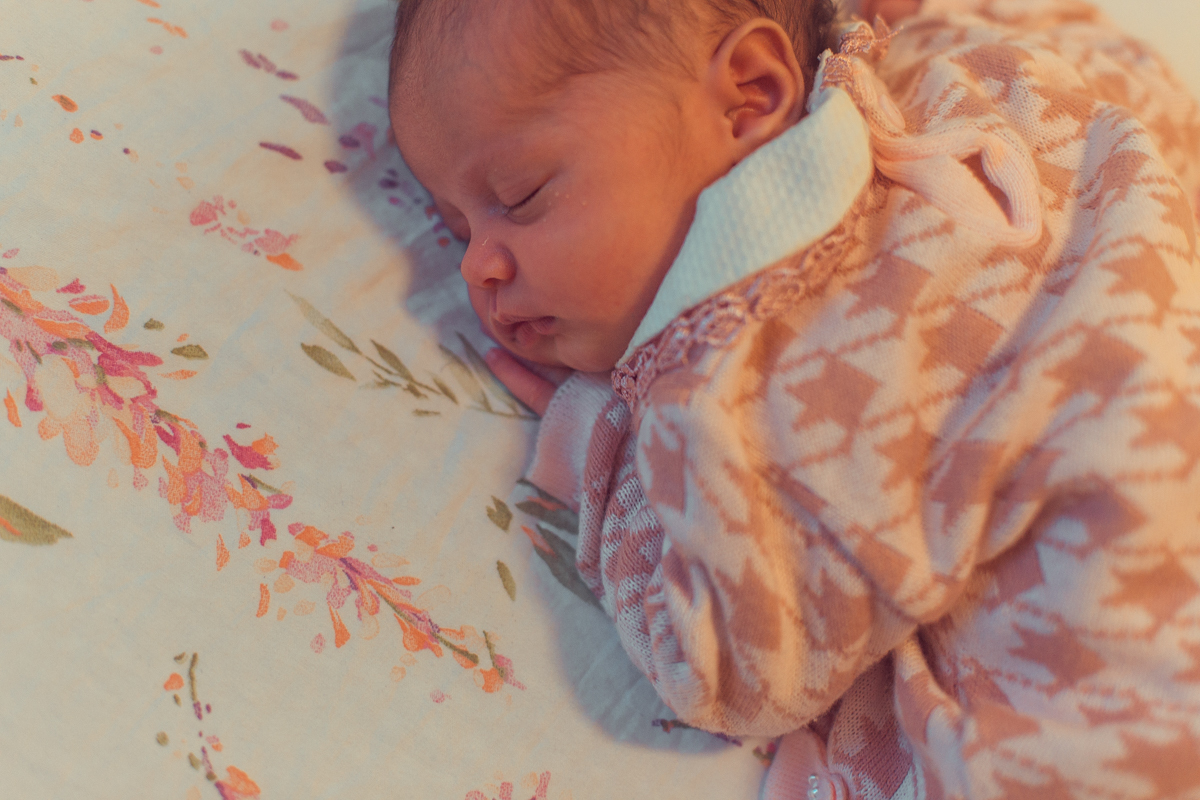 Ensaio Newborn lifestyle recem nascido fotografia foto fotografa fotografo em casa residencia banho estilo de vida pose criativa diferente bonita linda