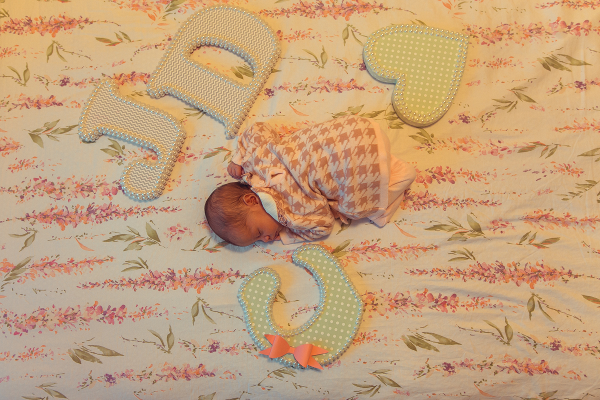 Ensaio Newborn lifestyle recem nascido fotografia foto fotografa fotografo em casa residencia banho estilo de vida pose criativa diferente bonita linda