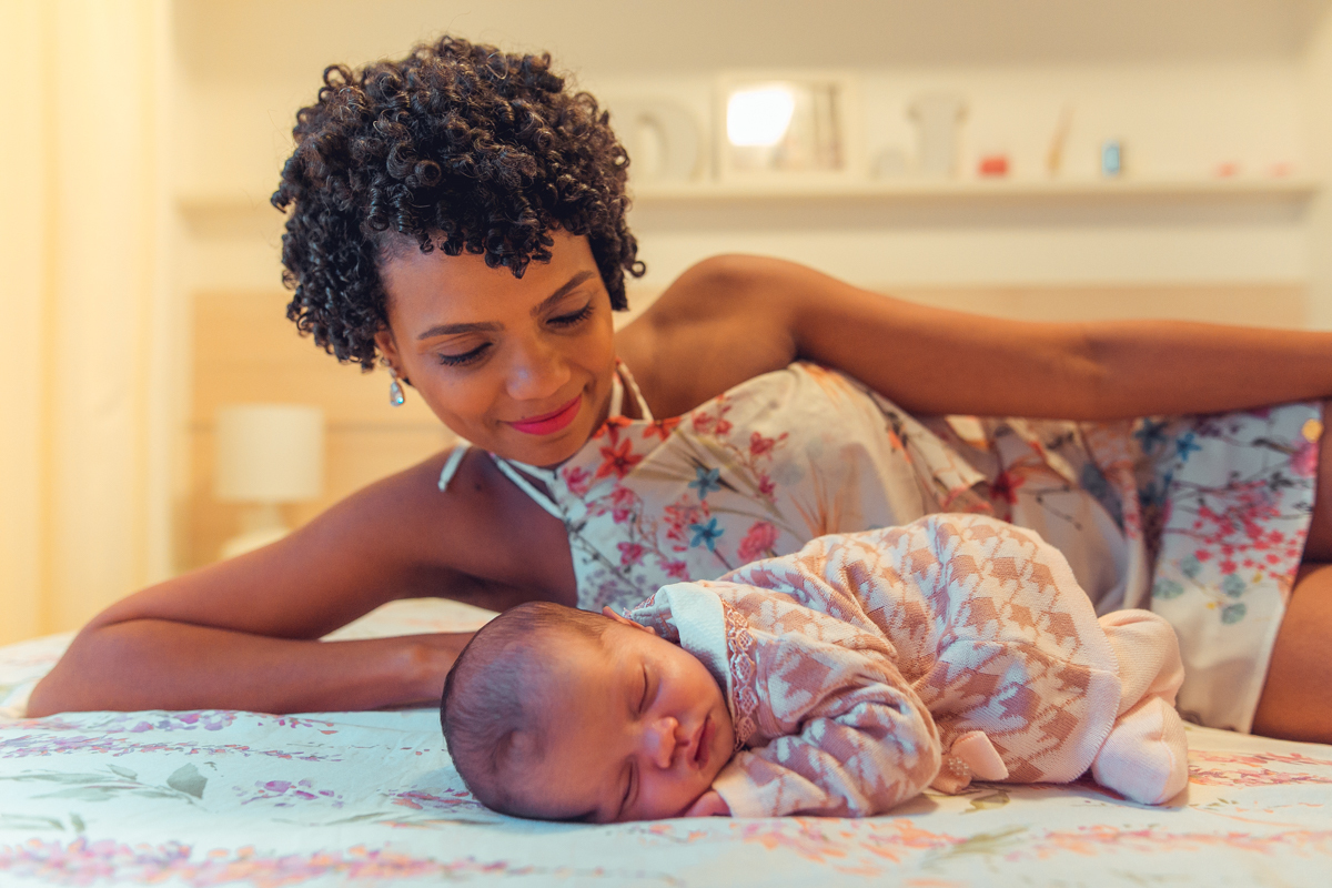 Ensaio Newborn lifestyle recem nascido fotografia foto fotografa fotografo em casa residencia banho estilo de vida pose criativa diferente bonita linda