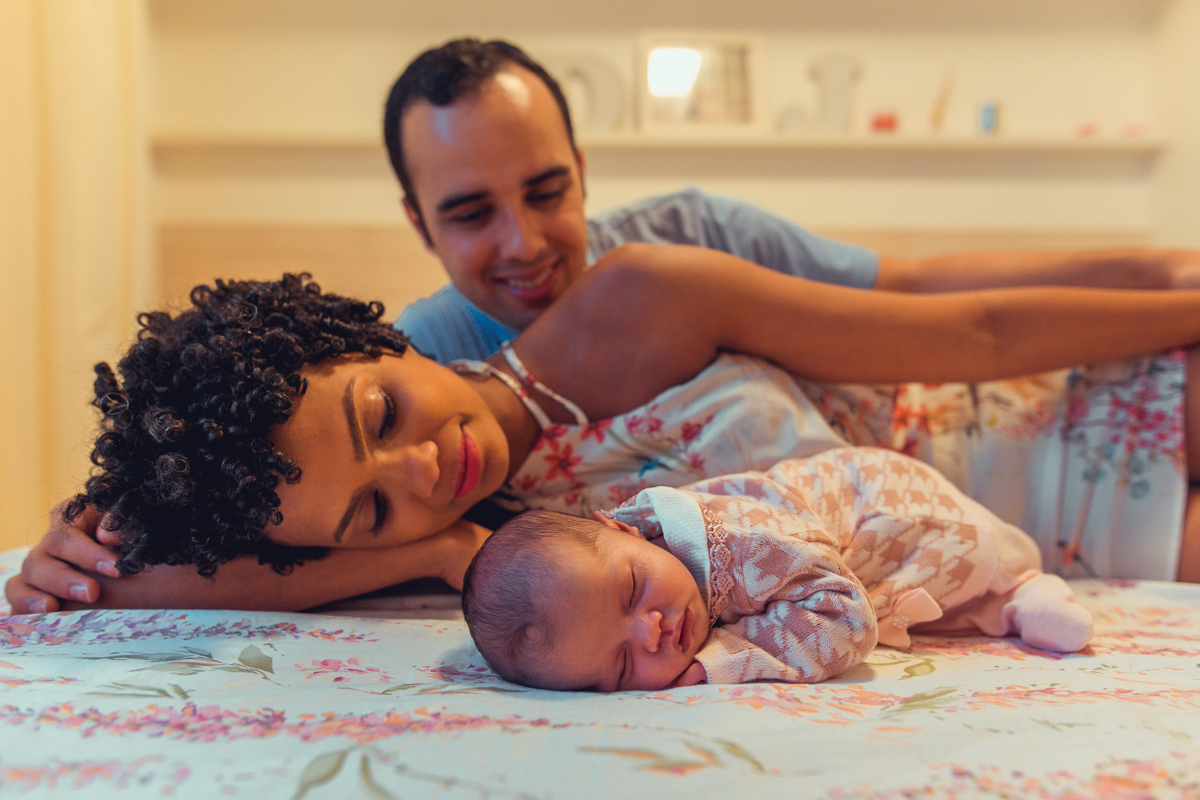 Ensaio Newborn lifestyle recem nascido fotografia foto fotografa fotografo em casa residencia banho estilo de vida pose criativa diferente bonita linda