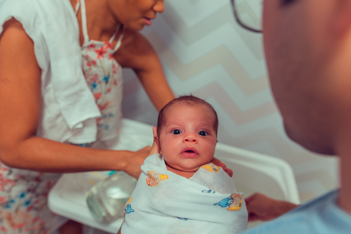 Ensaio Newborn lifestyle recem nascido fotografia foto fotografa fotografo em casa residencia banho estilo de vida pose criativa diferente bonita linda
