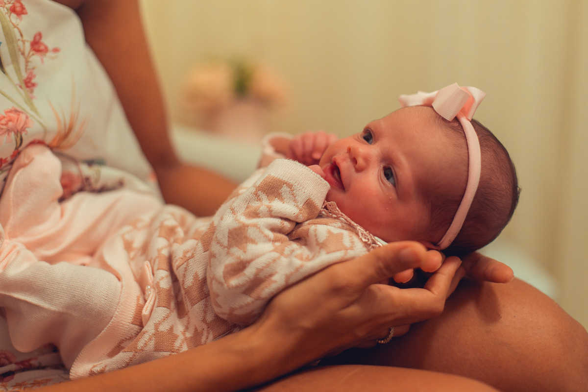 Ensaio Newborn lifestyle recem nascido fotografia foto fotografa fotografo em casa residencia banho estilo de vida pose criativa diferente bonita linda