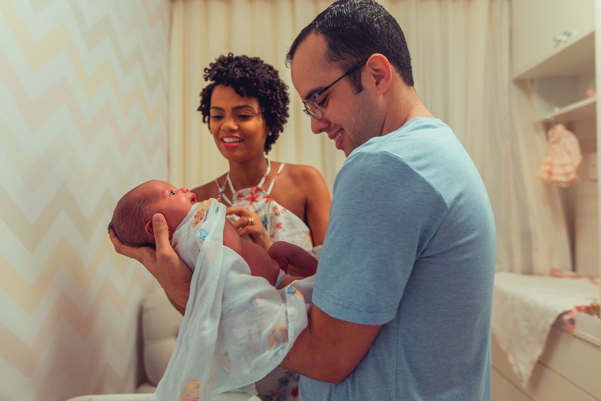 Ensaio Newborn lifestyle recem nascido fotografia foto fotografa fotografo em casa residencia banho estilo de vida pose criativa diferente bonita linda