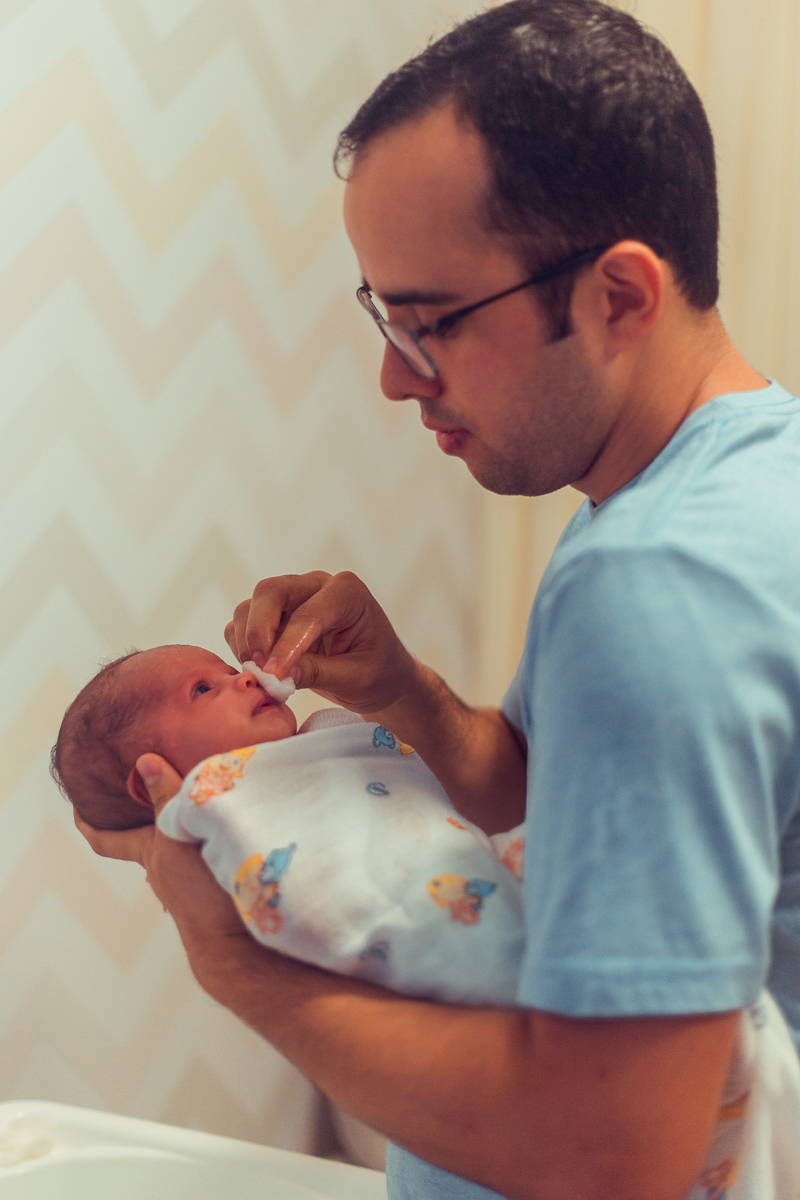 Ensaio Newborn lifestyle recem nascido fotografia foto fotografa fotografo em casa residencia banho estilo de vida pose criativa diferente bonita linda