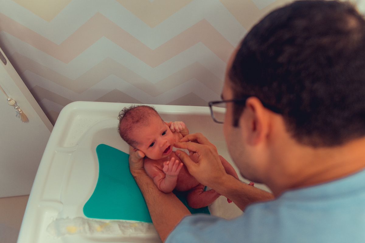 Ensaio Newborn lifestyle recem nascido fotografia foto fotografa fotografo em casa residencia banho estilo de vida pose criativa diferente bonita linda