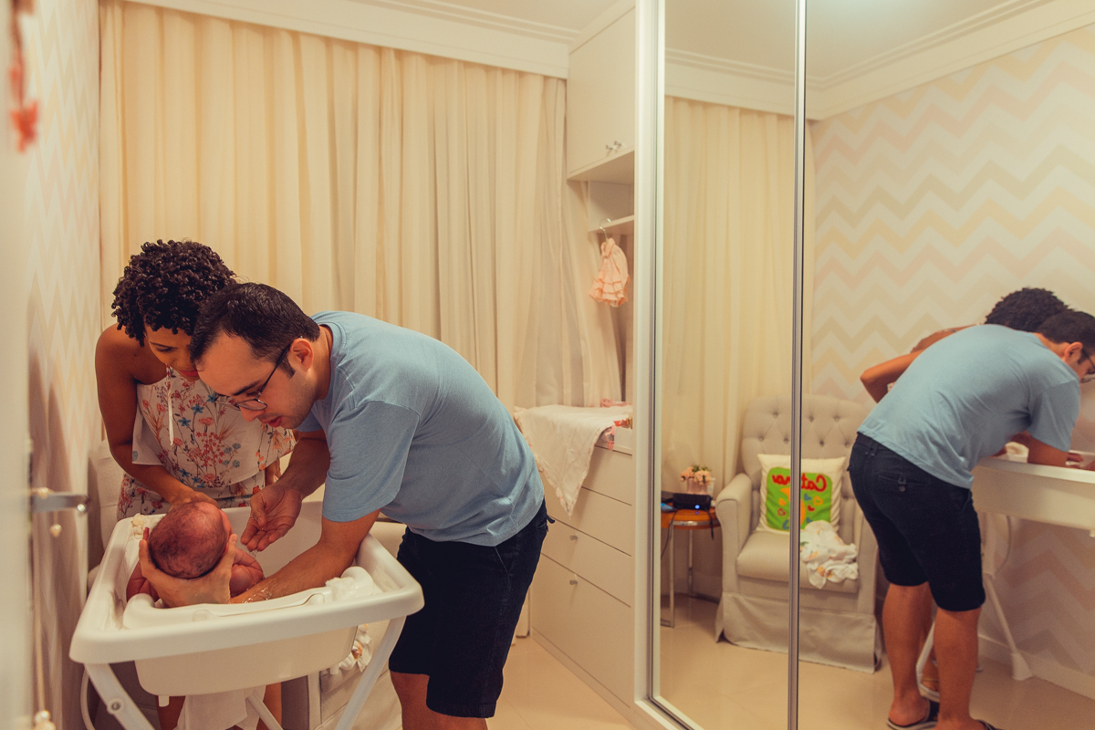 Ensaio Newborn lifestyle recem nascido fotografia foto fotografa fotografo em casa residencia banho estilo de vida pose criativa diferente bonita linda