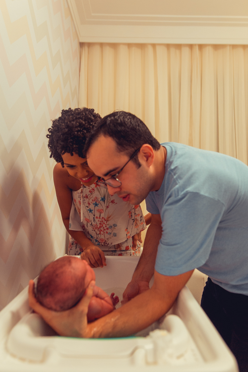 Ensaio Newborn lifestyle recem nascido fotografia foto fotografa fotografo em casa residencia banho estilo de vida pose criativa diferente bonita linda