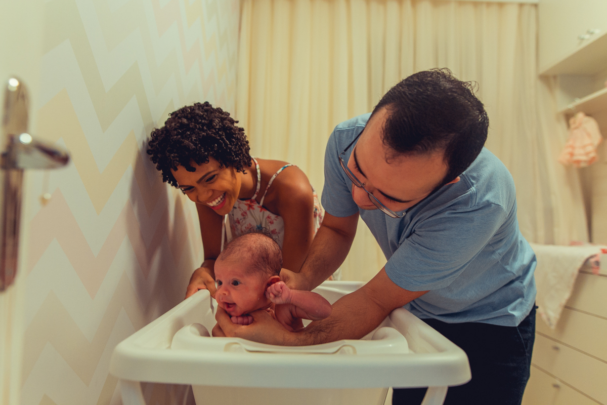 Ensaio Newborn lifestyle recem nascido fotografia foto fotografa fotografo em casa residencia banho estilo de vida pose criativa diferente bonita linda