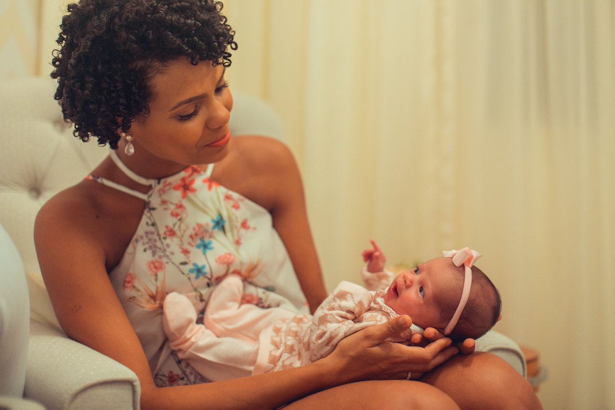 Ensaio Newborn lifestyle recem nascido fotografia foto fotografa fotografo em casa residencia banho estilo de vida pose criativa diferente bonita linda