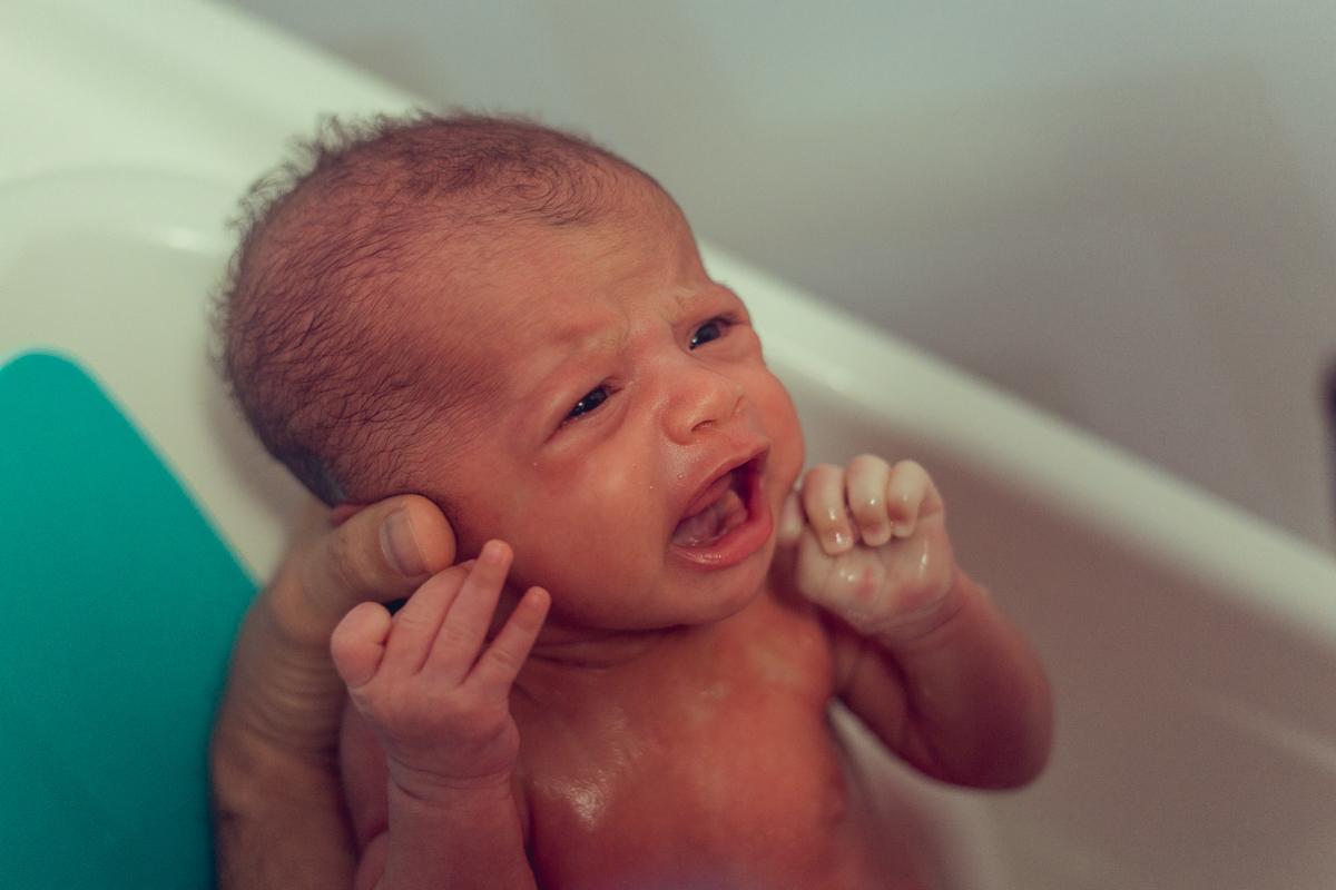 Ensaio Newborn lifestyle recem nascido fotografia foto fotografa fotografo em casa residencia banho estilo de vida pose criativa diferente bonita linda