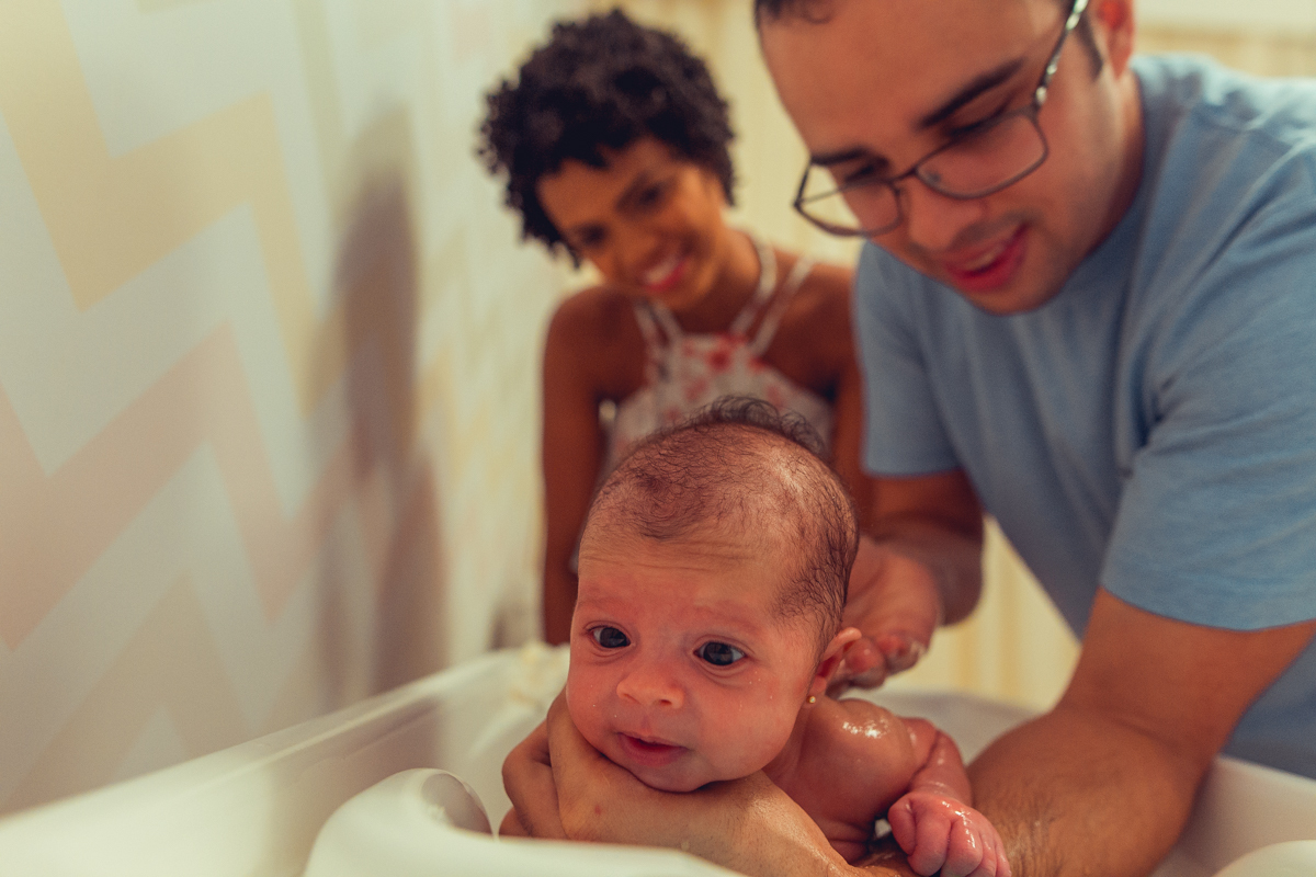 Ensaio Newborn lifestyle recem nascido fotografia foto fotografa fotografo em casa residencia banho estilo de vida pose criativa diferente bonita linda
