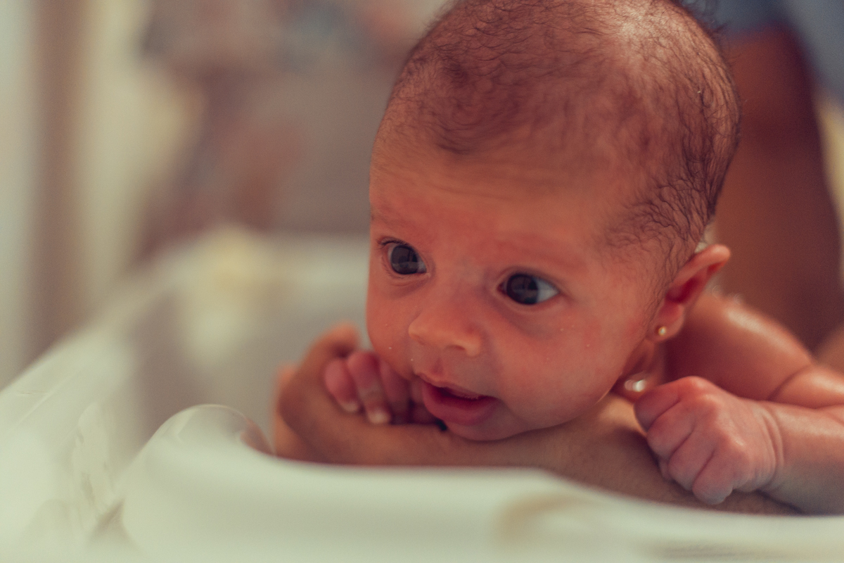 Ensaio Newborn lifestyle recem nascido fotografia foto fotografa fotografo em casa residencia banho estilo de vida pose criativa diferente bonita linda