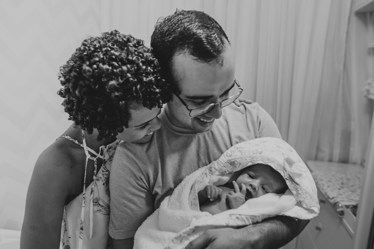 Ensaio Newborn lifestyle recem nascido fotografia foto fotografa fotografo em casa residencia banho estilo de vida pose criativa diferente bonita linda