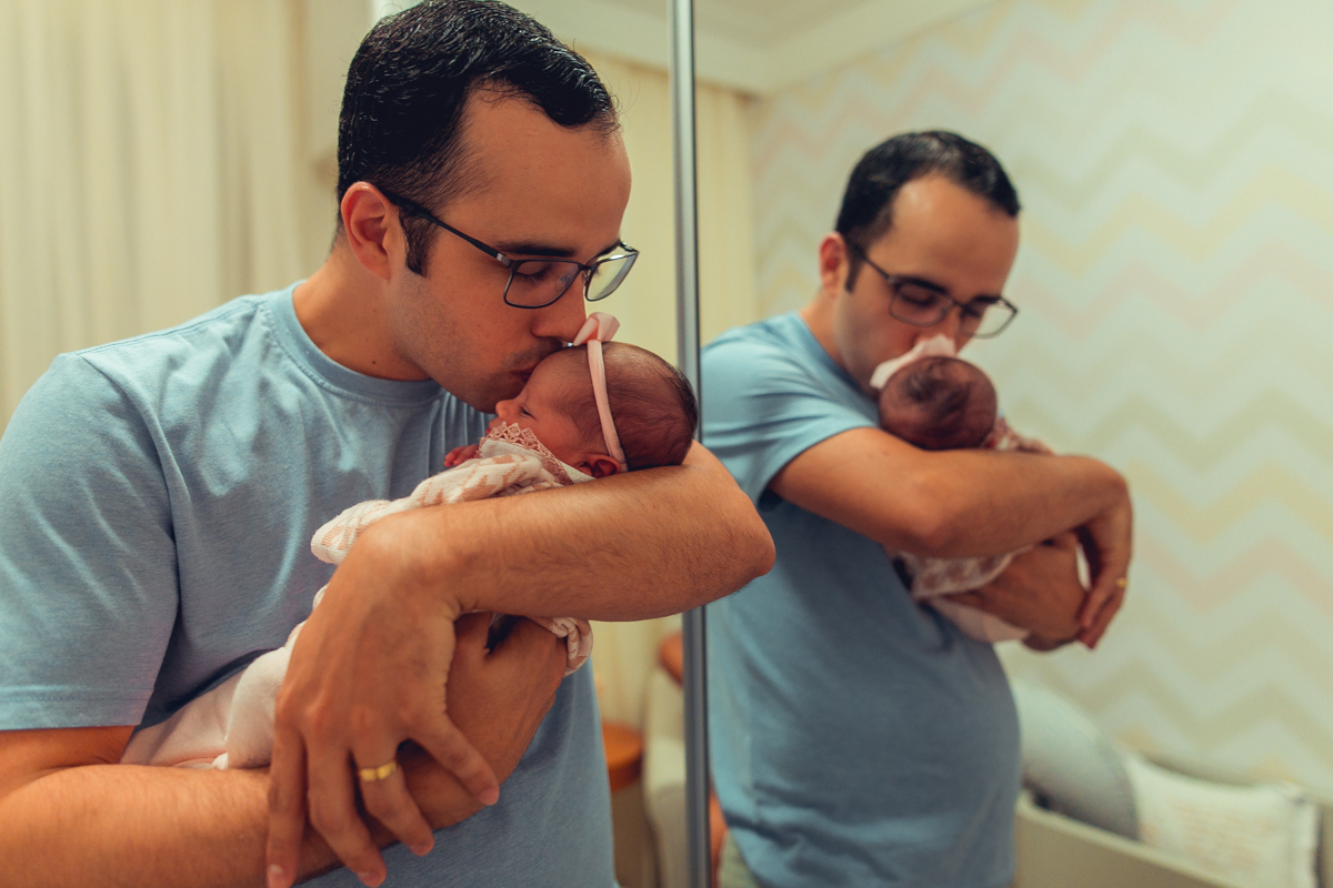 Ensaio Newborn lifestyle recem nascido fotografia foto fotografa fotografo em casa residencia banho estilo de vida pose criativa diferente bonita linda