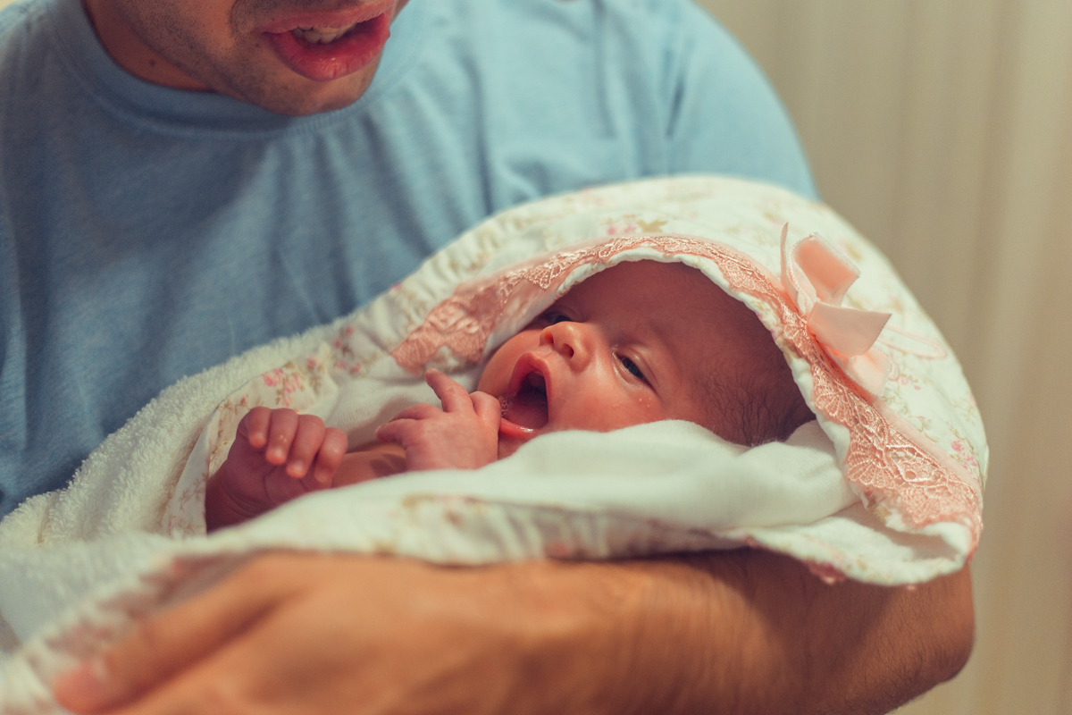 Ensaio Newborn lifestyle recem nascido fotografia foto fotografa fotografo em casa residencia banho estilo de vida pose criativa diferente bonita linda