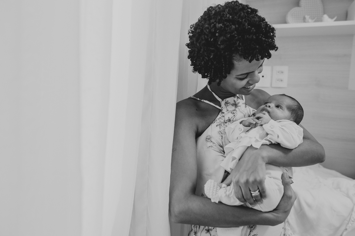 Ensaio Newborn lifestyle recem nascido fotografia foto fotografa fotografo em casa residencia banho estilo de vida pose criativa diferente bonita linda