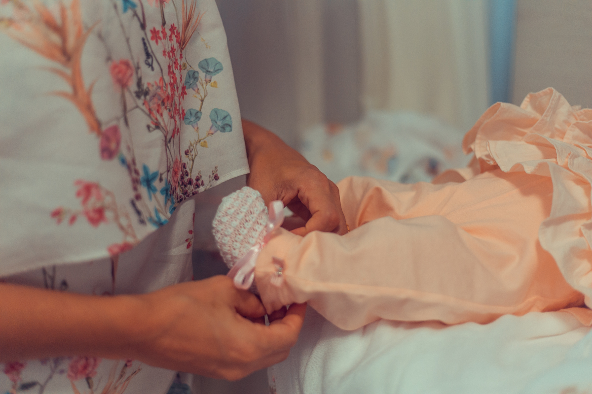 Ensaio Newborn lifestyle recem nascido fotografia foto fotografa fotografo em casa residencia banho estilo de vida pose criativa diferente bonita linda