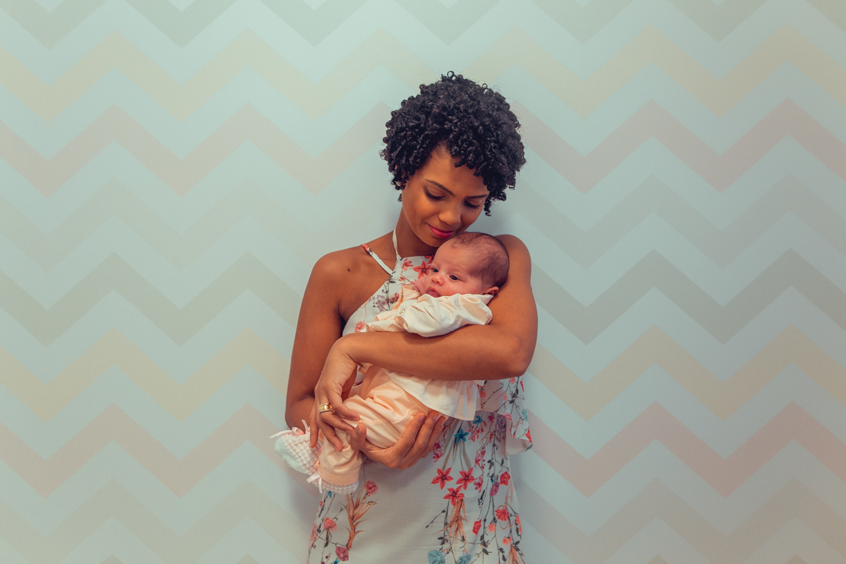 Ensaio Newborn lifestyle recem nascido fotografia foto fotografa fotografo em casa residencia banho estilo de vida pose criativa diferente bonita linda