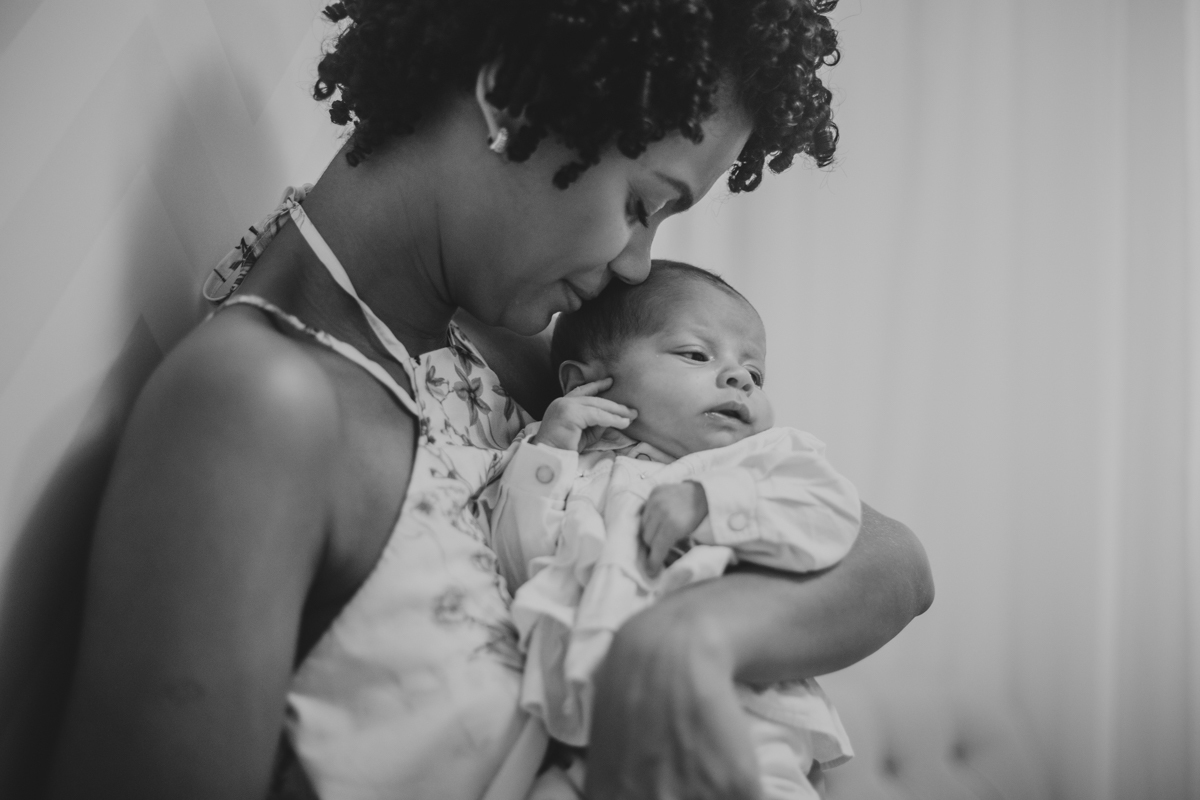 Ensaio Newborn lifestyle recem nascido fotografia foto fotografa fotografo em casa residencia banho estilo de vida pose criativa diferente bonita linda