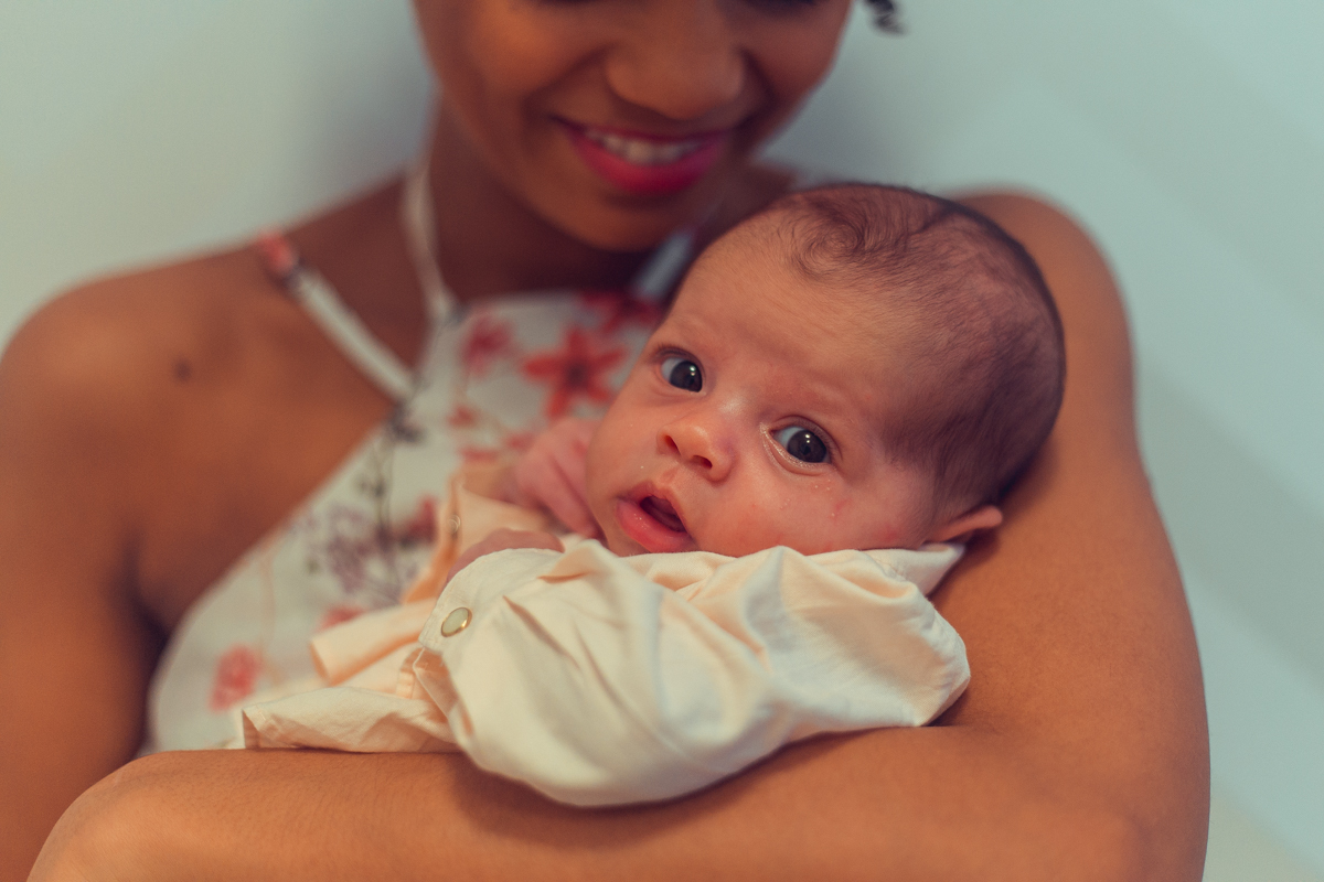 Ensaio Newborn lifestyle recem nascido fotografia foto fotografa fotografo em casa residencia banho estilo de vida pose criativa diferente bonita linda