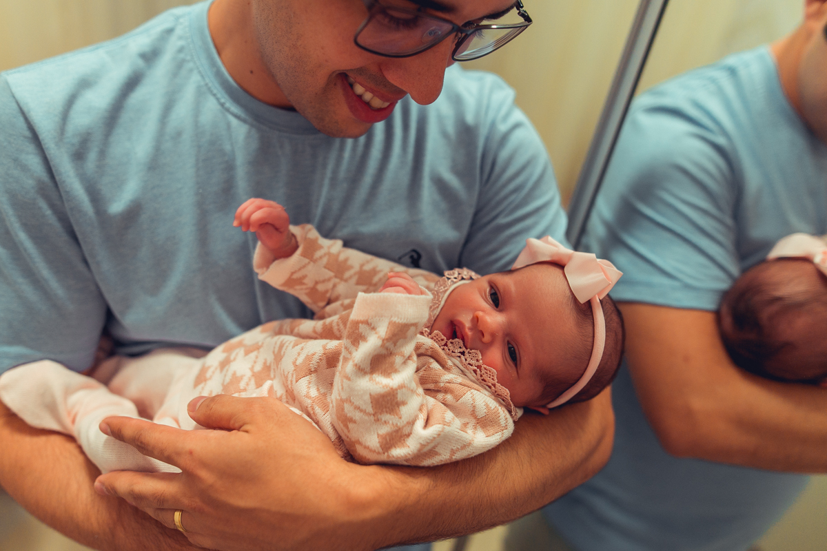 Ensaio Newborn lifestyle recem nascido fotografia foto fotografa fotografo em casa residencia banho estilo de vida pose criativa diferente bonita linda